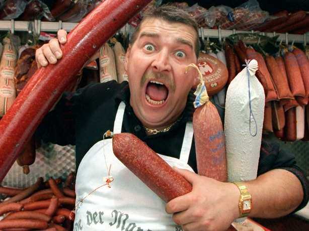 Вкусной колбасы и денег потребовал в Ростовской области буйный оголодавший мужчина в магазине