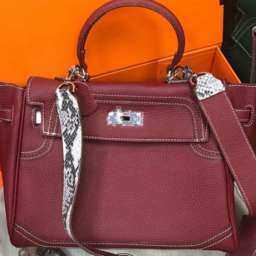 Поддельными сумками и обувью от элитных брендов обманывали покупателей в крупном ТРЦ Ростова