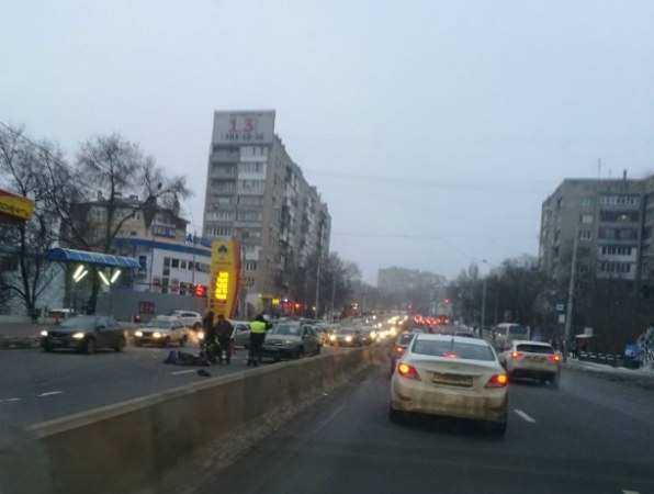 Сбившая женщину-пешехода иномарка блокировала движение автомобилей в обе стороны по центру Ростова