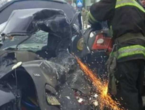 Жуткое ДТП с вырезанием из покореженных автомобилей пассажиров в Ростовской области попало на видео