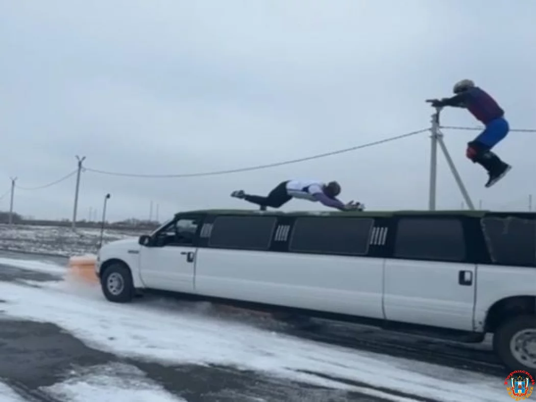 Через 10-метровый лимузин с мячом пролетел каскадер Евгений Чеботарев