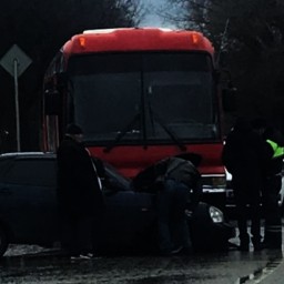 В Ростове легковушка врезалась в пассажирский автобус