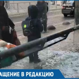 Резать руки и обувь битым стеклом на разгромленной остановке вынуждены ростовские пассажиры