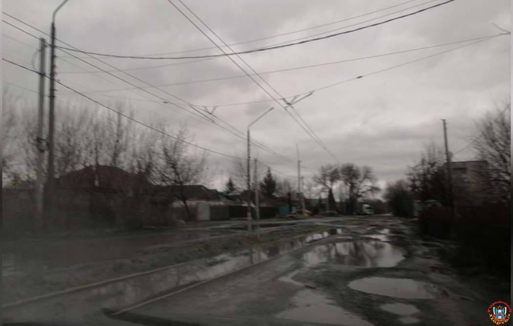 Огромные ямы с лужами стали препятствием для жильцов нескольких десятков домов в Новочеркасске
