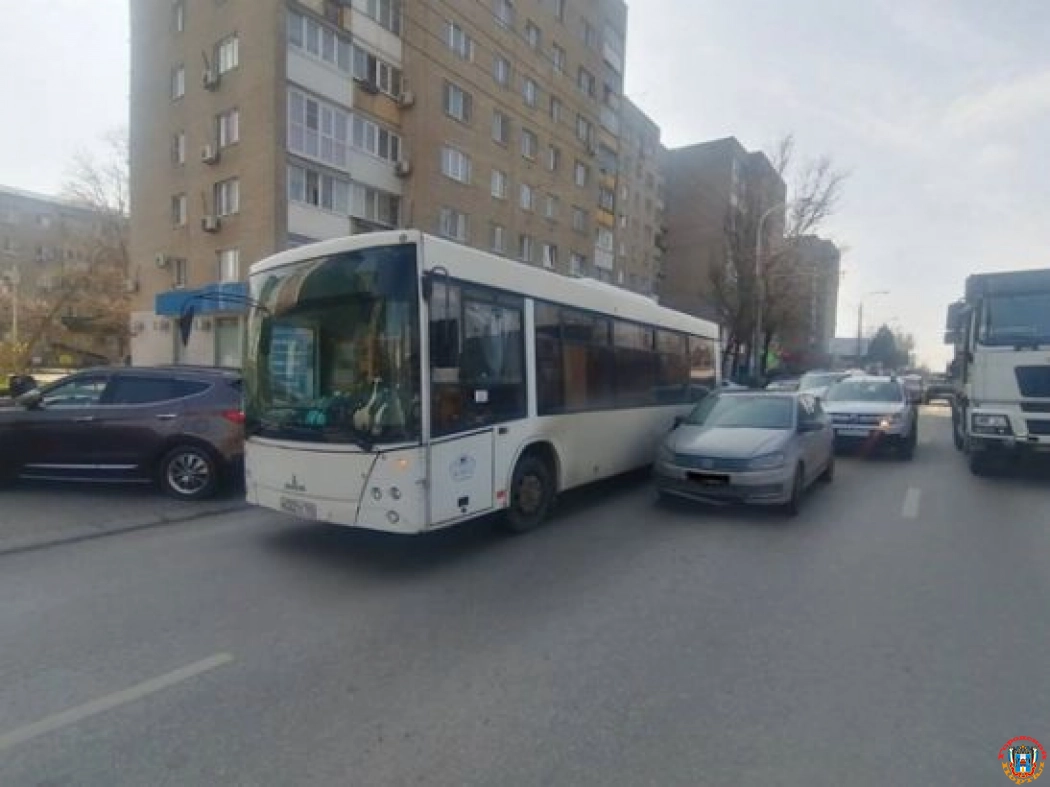 В Ростове на Стачки водитель иномарки устроил массовое ДТП с автобусом №34
