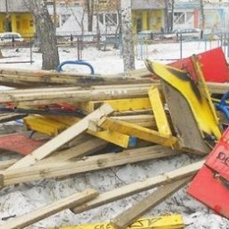 Чиновников Ростова через суд заставили привести в порядок опасные детские площадки
