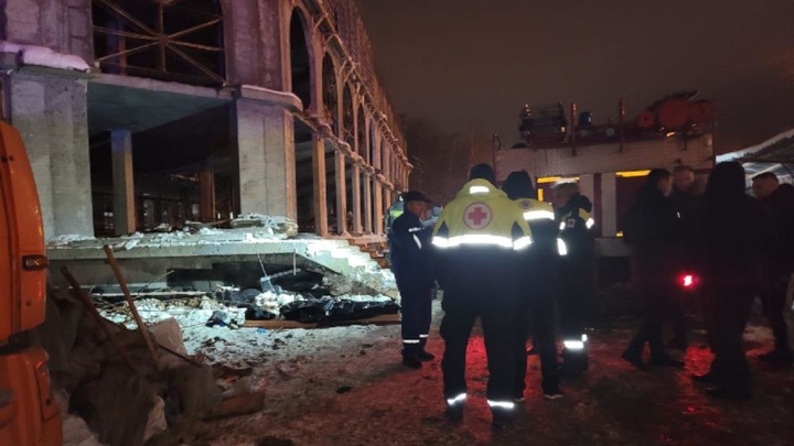 Два человека погибли при обрушении забора на подмосковной стройке