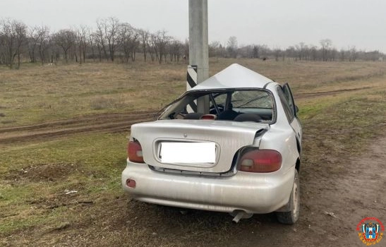 На трассе в Ростовской области 23-летняя автомобилистка пострадала, врезавшись в столб