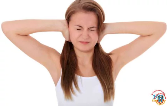 Почему шумит в ушах