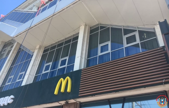 В Ростове на Буденновском начали демонтаж вывесок-логотипов «Макдональдса»