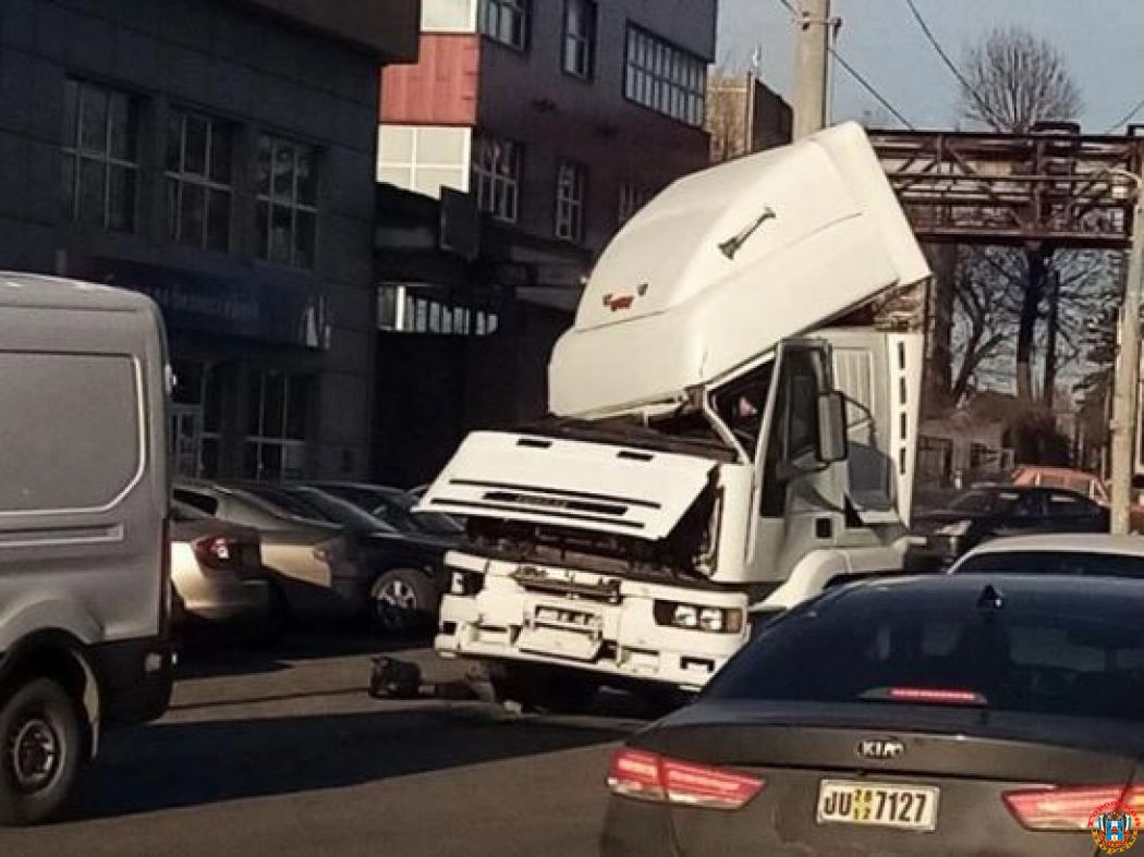 В Ростове у фуры оторвало часть кабины в ДТП на Менжинского