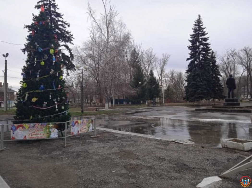 В Шахтах площадь перед поселковой елкой превратилась в канализационное болото