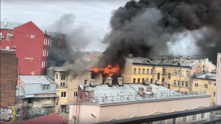 Площадь пожара в жилом доме Петербурга выросла впятеро