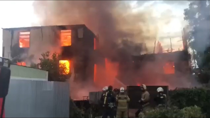 В Ростове пожар уничтожил трехэтажный дом, людей эвакуировали