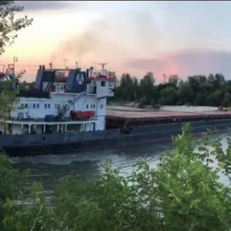 Парализовавший движение судов по Дону сухогруз снят с мели