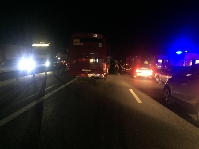 В Ростовской области на трассе столкнулись пассажирский автобус, грузовик и две легковушки
