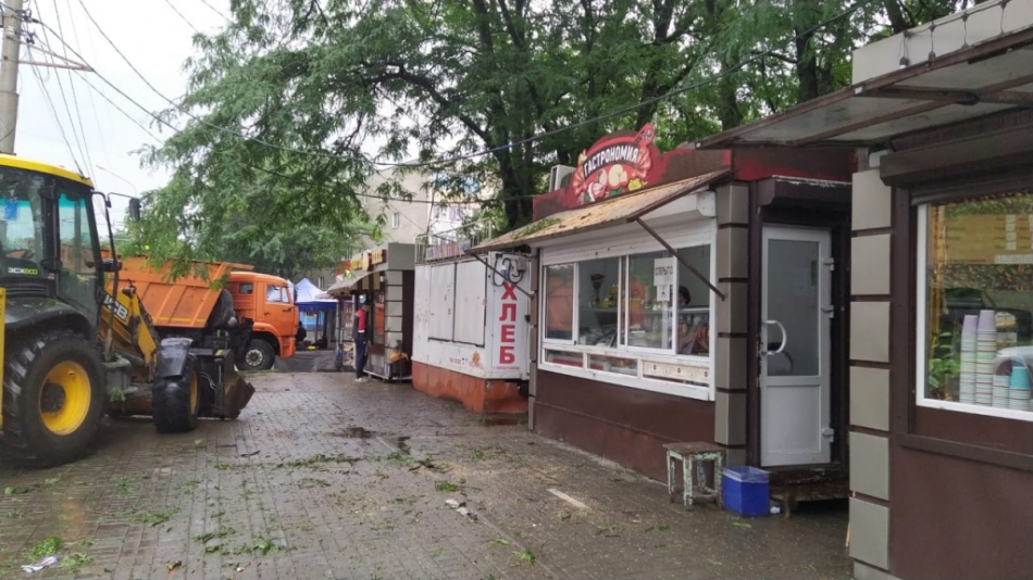 Тысячи жителей Ростова-на-Дону остались без света из-за ураганного ветра