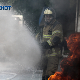 В Ростове горит склад стройматериалов на Врубовой