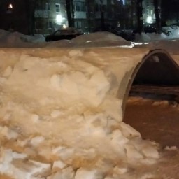 В Перми под тяжестью снега рухнула остановка