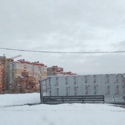 В Липецке ветер снес автобусную остановку
