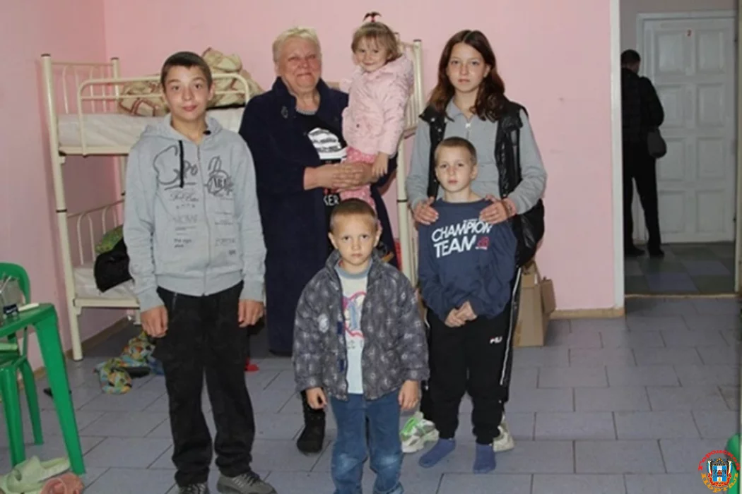 «Когда мама ушла на небо»: как беженка из Горловки заботится о шестерых осиротевших внуках в Ростовской области