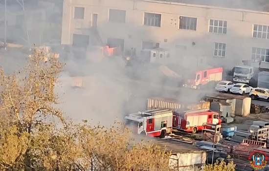 Пожар на складе автозапчастей в Аксае потушили спасатели