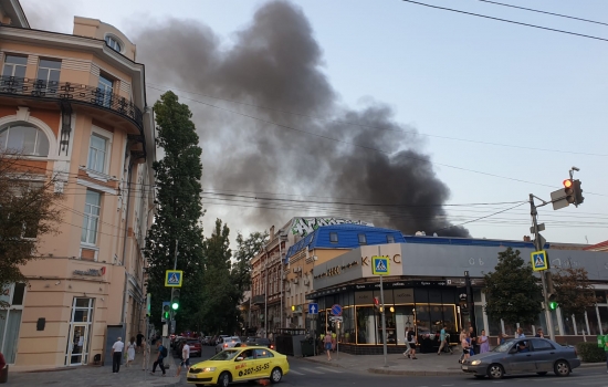 Пожарные тушат заброшенное здание в центре Ростова 27 августа
