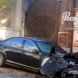В Ростове ночью сгорел Mercedes