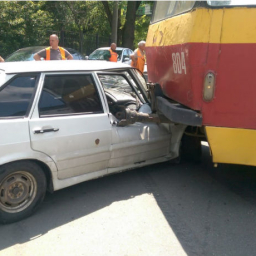 Старый трамвай сошел с рельсов и врезался в легковушку в Ростове