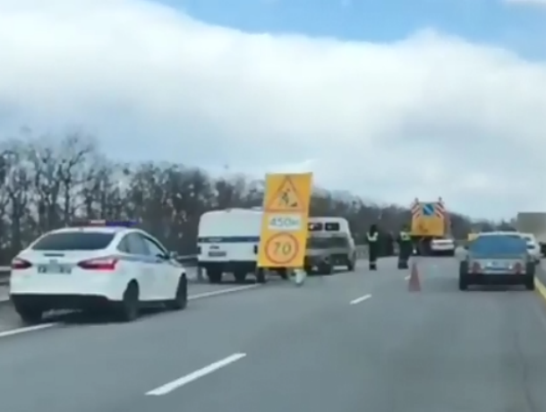 Водитель легковушки влетел в грузовик и покалечил троих дорожных рабочих в Ростовской области