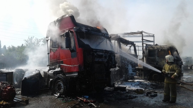 В Ростовской области на стоянке загорелось пять грузовиков