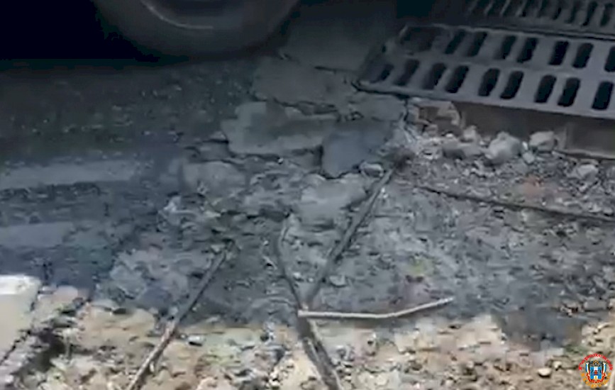 «Машины ездят, пробивают себе колеса»: житель Ростова пожаловался на торчащую из разбитой дороги арматуру