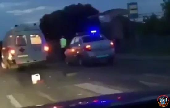 В Ростове иномарка влетела под стоящую на светофоре «Газель»