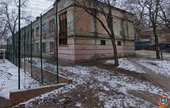 Заброшенное двухэтажное общежитие сгорело в Ростове