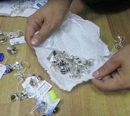 Таганрогские таможенники обнаружили более 4 килограмм серебра в бабушкиных носках