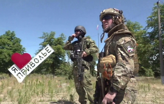 Кадыров: жители Лисичанска встречают бойцов союзных сил с цветами