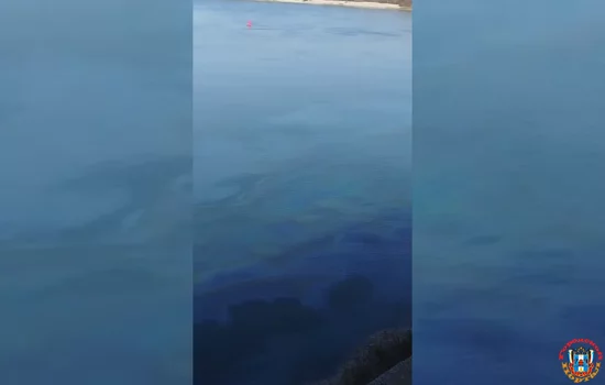 Семикаракорский затон баржа загрязнила мазутом