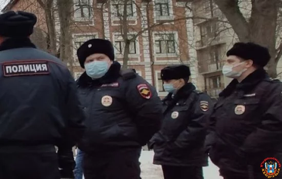 Силовики с автоматами перекрыли улицы в Гуково