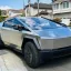 Tesla клеит на машины цветные плёнки за бешеные деньги 3