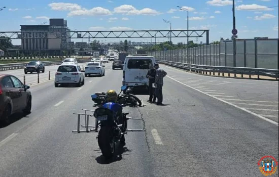 В районе Ворошиловского моста, в ДТП пострадали два человека с мотоциклом