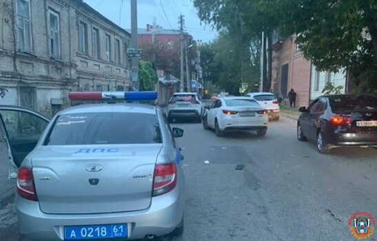 В Ростове мужчина на иномарке протаранил патрульный автомобиль