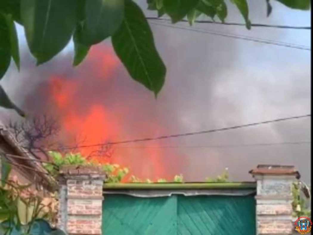 В Таганроге десятки спасателей тушат крупный пожар в частном доме