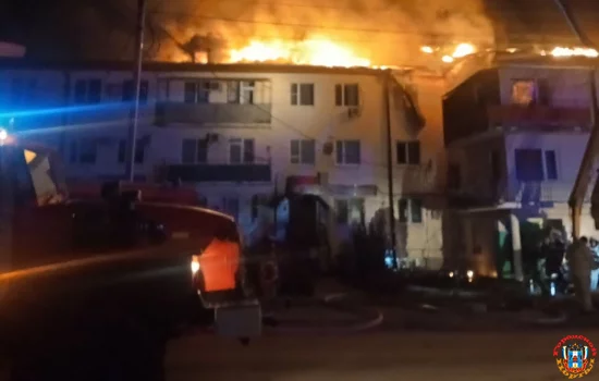 В Зернограде сгорело общежитие, пожар более 12 часов