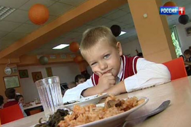 Кормили в столовой некачественной пищей: школы и детсады Дона оштрафовали за нарушения