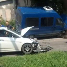 В Ростове иномарка протаранила на скорости микроавтобус