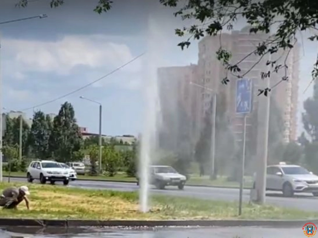 На Западном в Ростове забил огромный фонтан