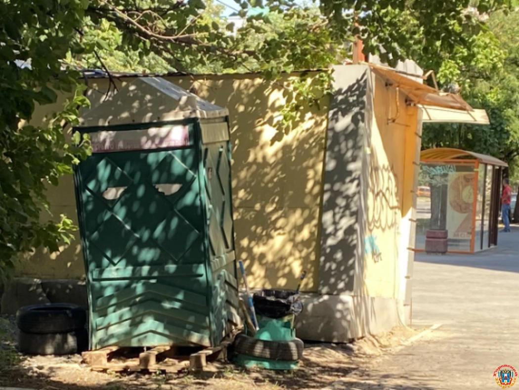 Ростовчане задыхаются от вони из общественного туалета на бульваре Комарова