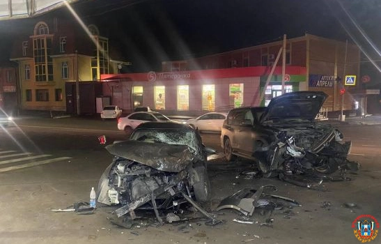 В Ростове двое маленьких детей и трое взрослых пострадали в ДТП с люксовым авто