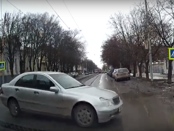 «Опасная женщина» попала на запись видеорегистратора в Ростовской области