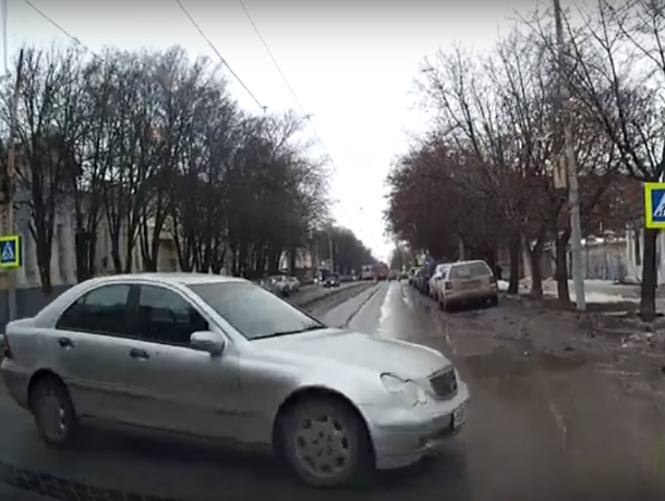 «Опасная женщина» попала на запись видеорегистратора в Ростовской области «Опасная женщина» попала на запись видеорегистратора в Ростовской области